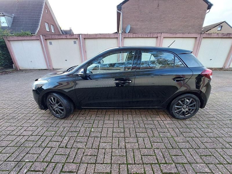 Schwarz Gebraucht 2017 Hyundai i20 Active Kleinwagen | 6.900 € (Fairer Preis) - Bild 1/4