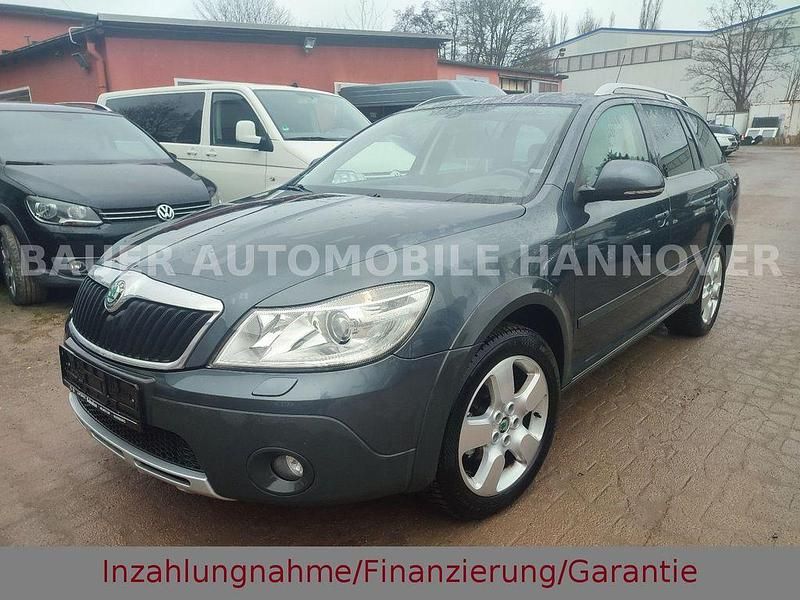 Grau Gebraucht 2010 Skoda Octavia Scout Kombi | 7.499 € - Bild 1/4