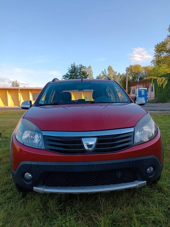 Rot Gebraucht 2011 Dacia Sandero Stepway Kleinwagen | 3.990 € (Fairer Preis) - Bild 1/4