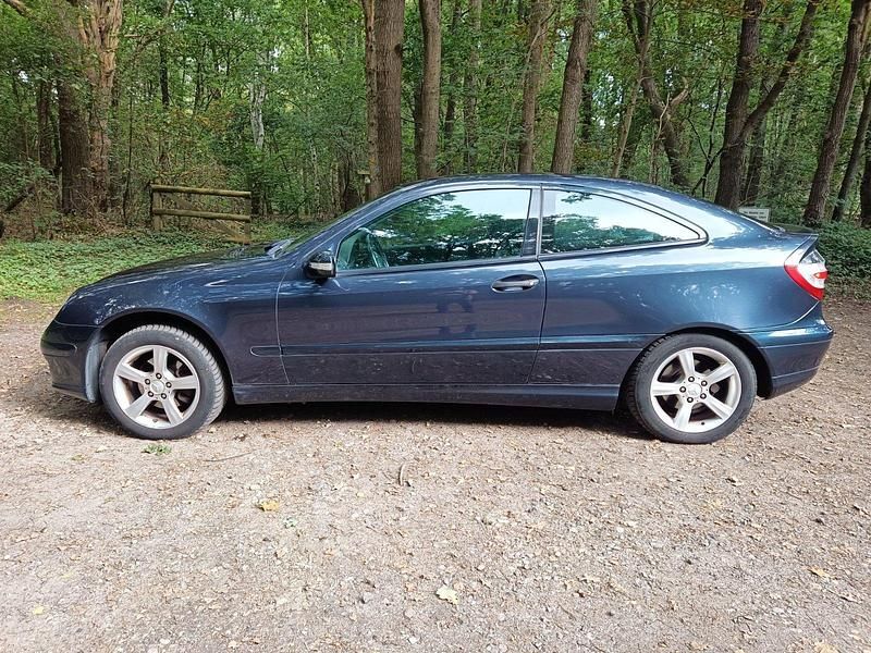 Andere farben Gebraucht 2004 Mercedes C180 Coupé | 1.980 € (Superpreis) - Bild 1/4