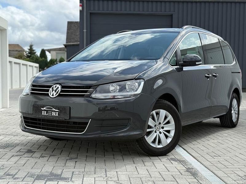 Grau Gebraucht 2019 VW Sharan Comfortline Van / Kleinbus | 30.500 € (Etwas zu teuer) - Bild 1/4