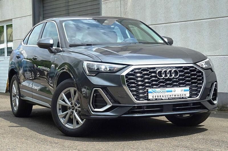 Grau Gebraucht 2021 Audi Q3 Sportback Sport SUV | 33.985 € (Etwas zu teuer) - Bild 1/4