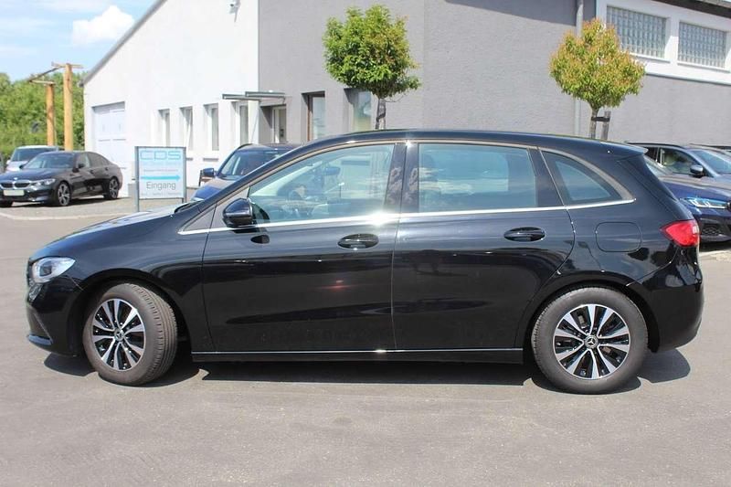 Kosmosschwarz Gebraucht 2022 Mercedes B200 Van / Kleinbus | 28.980 € (Fairer Preis) - Bild 1/4