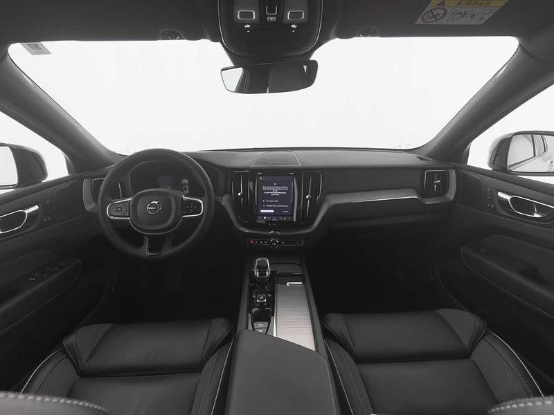 Gebraucht Volvo XC60 Plus 197 PS (144 kW) 2023 Silber silver dawn / metallic SUV