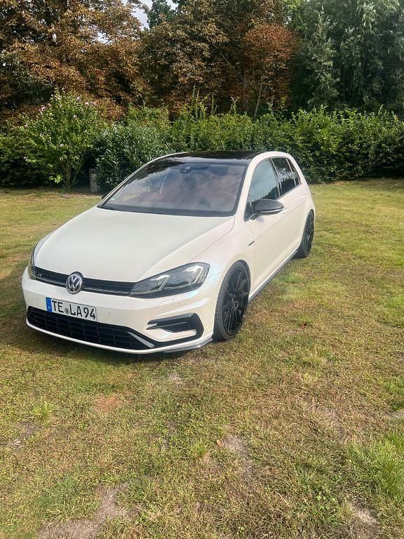 Weiß Gebraucht 2017 VW Golf VII R Limousine | 25.500 € (Etwas zu teuer) - Bild 1/4