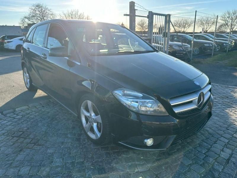 Gebraucht Mercedes B180 122 PS (89 kW) 2014 Schwarz Van / Kleinbus