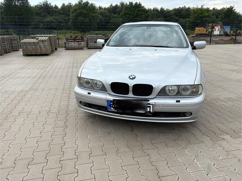 Silber Gebraucht 2003 BMW 520 Limousine | 2.999 € (Superpreis) - Bild 1/4