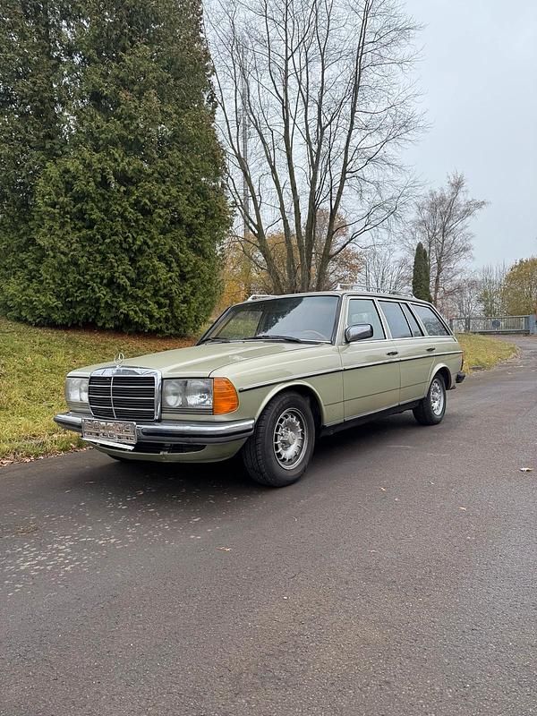 Gebraucht Mercedes E230 136 PS (100 kW) 1984 Grün Kombi