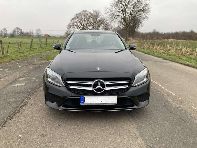 Schwarz Gebraucht 2019 Mercedes C180 Avantgarde Limousine | 23.850 € (Guter Preis) - Bild 1/4