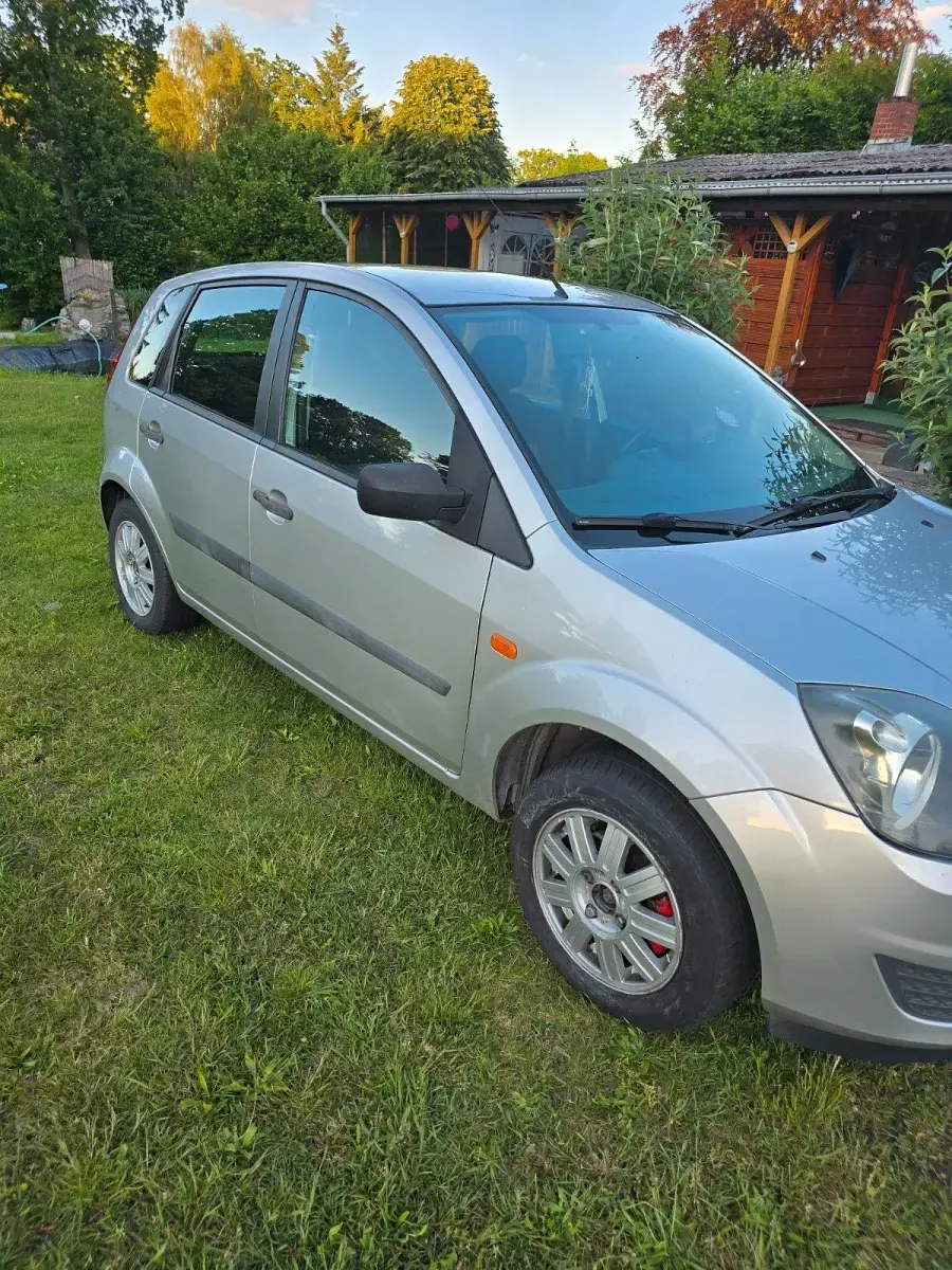 Gebraucht Ford Fiesta 60 PS (44 kW) 2007 Silber Kleinwagen