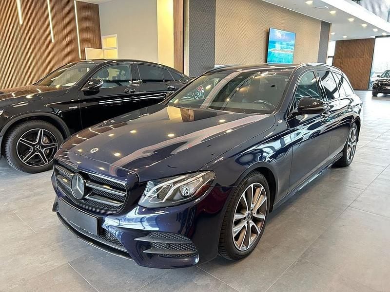 Blau Gebraucht 2019 Mercedes E220 AMG line Limousine | 20.490 € (Superpreis) - Bild 1/4