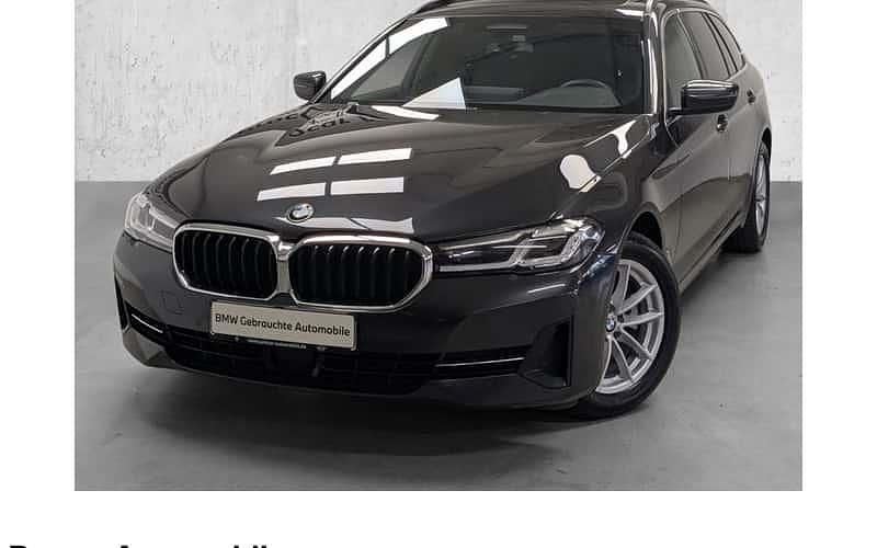 Grau Gebraucht 2022 BMW 520 Sport Line Kombi | 30.840 € (Fairer Preis) - Bild 1/4