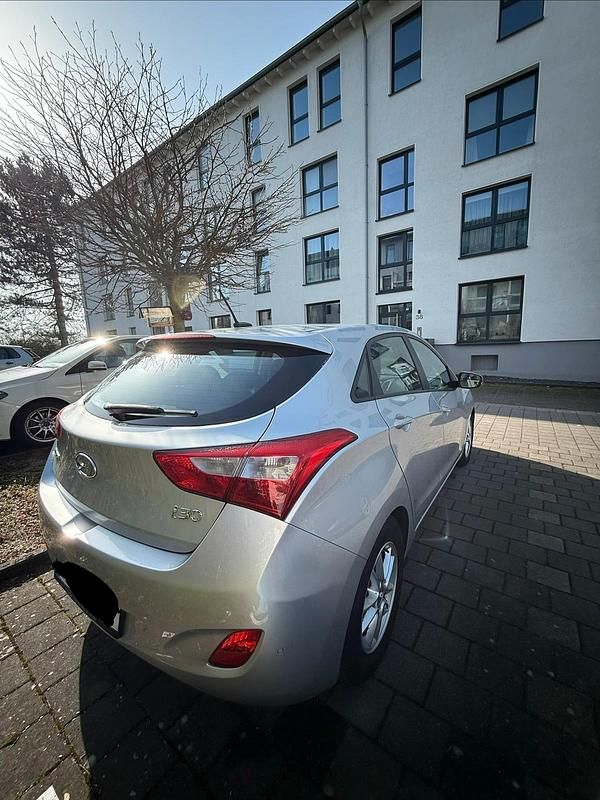 Gebraucht Hyundai i30 135 PS (99 kW) 2014 Silber Kleinwagen