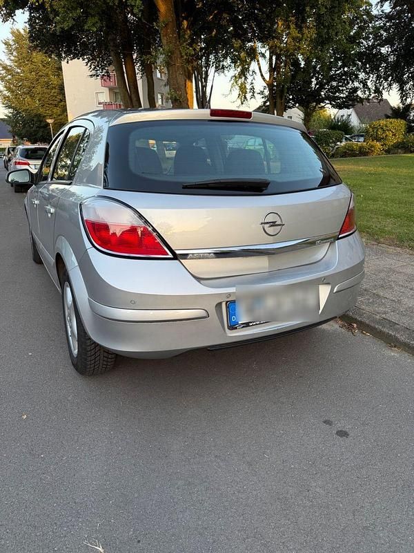 Silber Gebraucht 2004 Opel Astra Kleinwagen | 1.550 € (Fairer Preis) - Bild 1/4