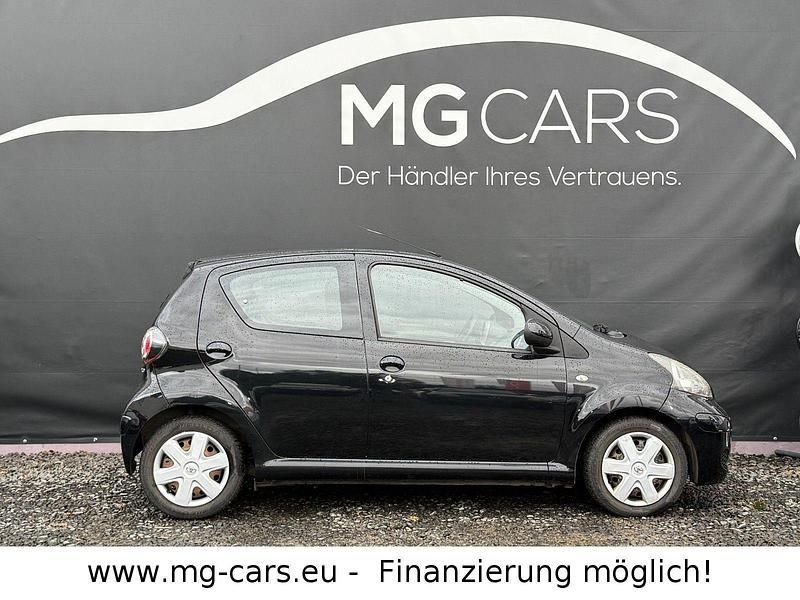 Gebraucht Toyota Aygo 68 PS (50 kW) 2011 Schwarz Kleinwagen