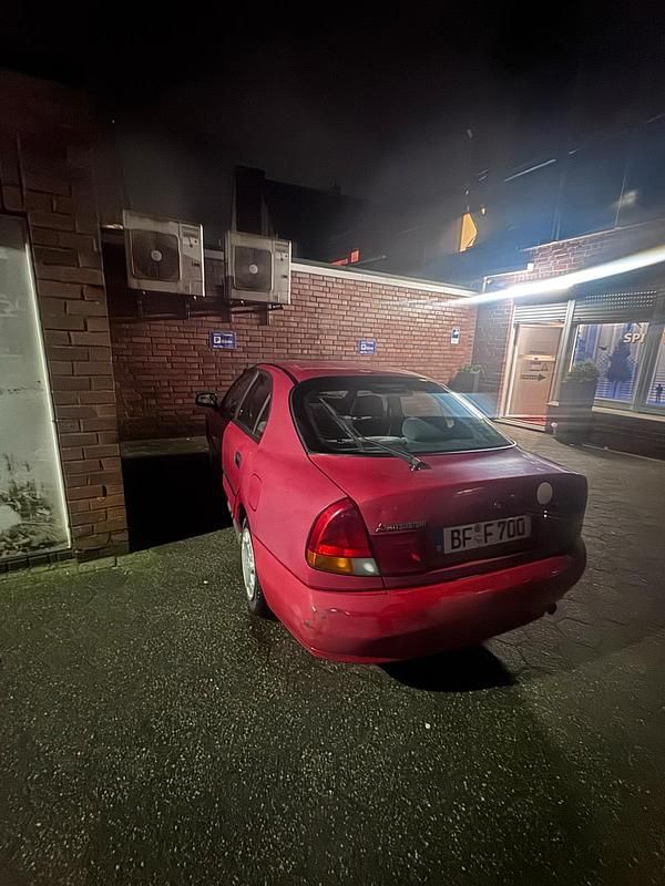 Gebraucht Mitsubishi Carisma 100 PS (73 kW) 1997 Rot Limousine