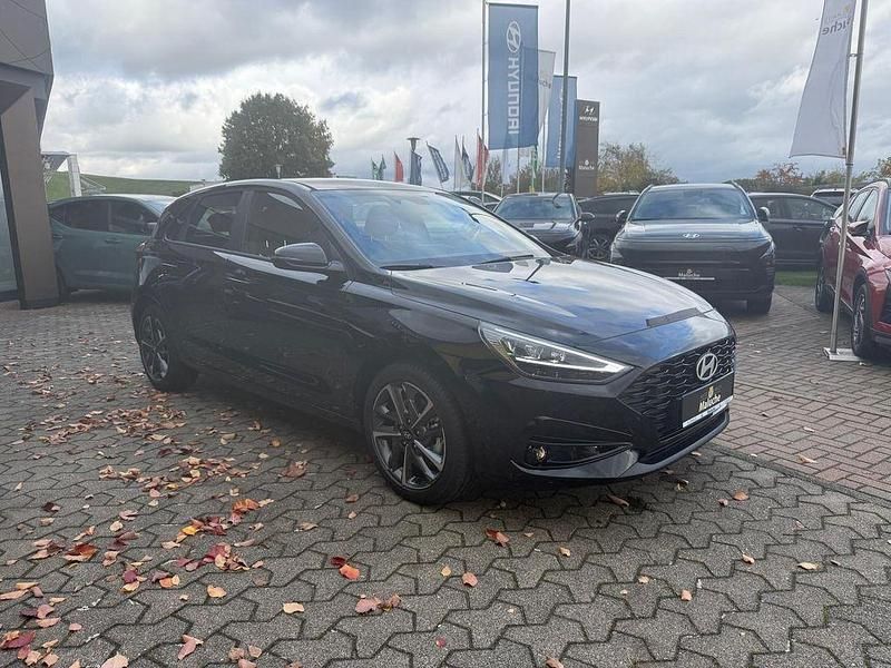 Neu Hyundai i30 Advantage 99 PS (72 kW) 2025 Schwarz Limousine