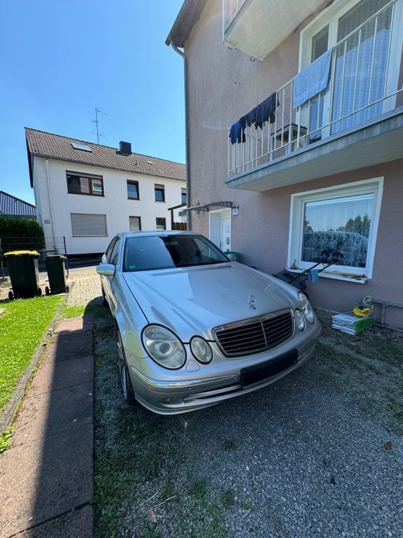 Silber Gebraucht 2005 Mercedes E240 Avantgarde Limousine | 6.400 € (Fairer Preis) - Bild 1/4