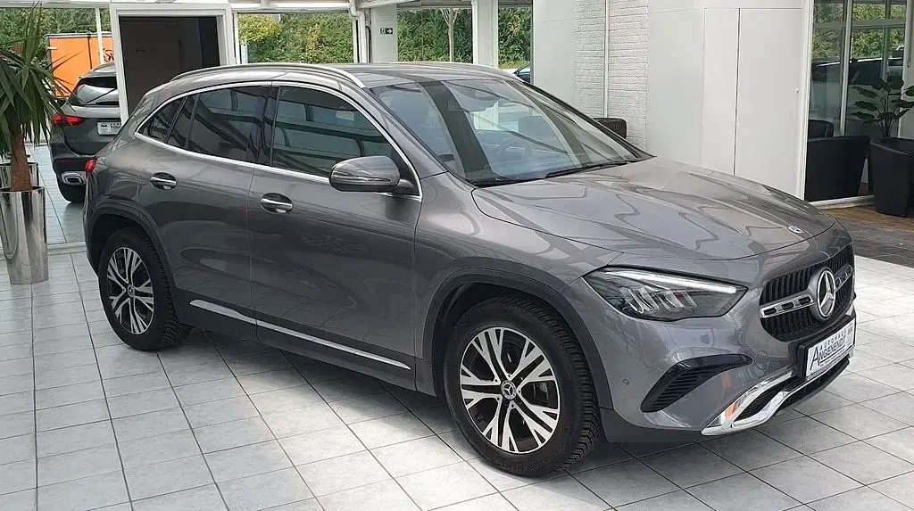 Gebraucht Mercedes GLA200 163 PS (119 kW) 2024 Grau SUV