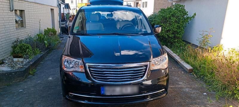 Schwarz Gebraucht 2013 Chrysler Town & Country SUV | 7.390 € - Bild 1/4