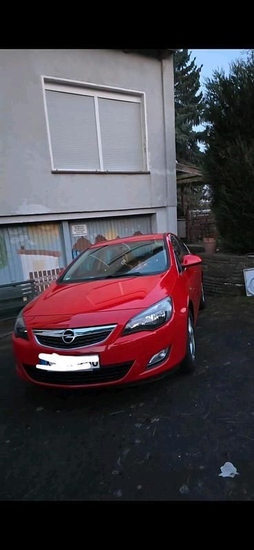 Gebraucht Opel Astra 101 PS (74 kW) 2012 Rot Kleinwagen