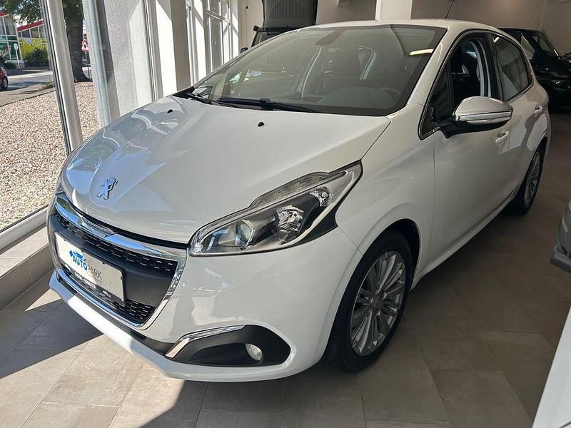 Weiß Gebraucht 2017 Peugeot 208 Allure Kleinwagen | 5.980 € (Fairer Preis) - Bild 1/4