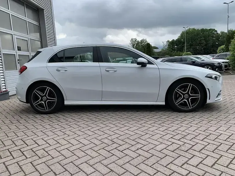 Gebraucht Mercedes A200 AMG line 163 PS (119 kW) 2020 Digitalweiss  metalliclack (metallic) Limousine