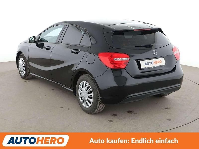 Gebraucht Mercedes A180 122 PS (89 kW) 2015 Nachtschwarz Limousine