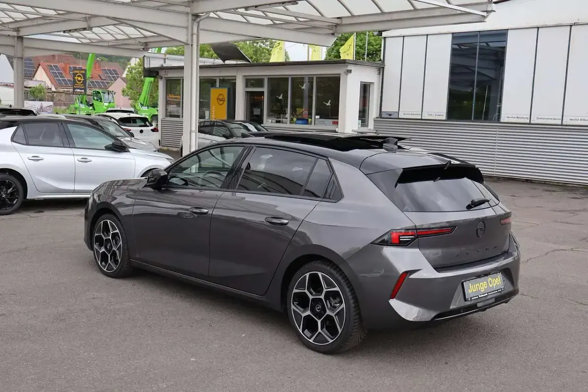 Używany Opel Astra Ultimate 131 KM (96 kW) 2024 Szary Hatchback