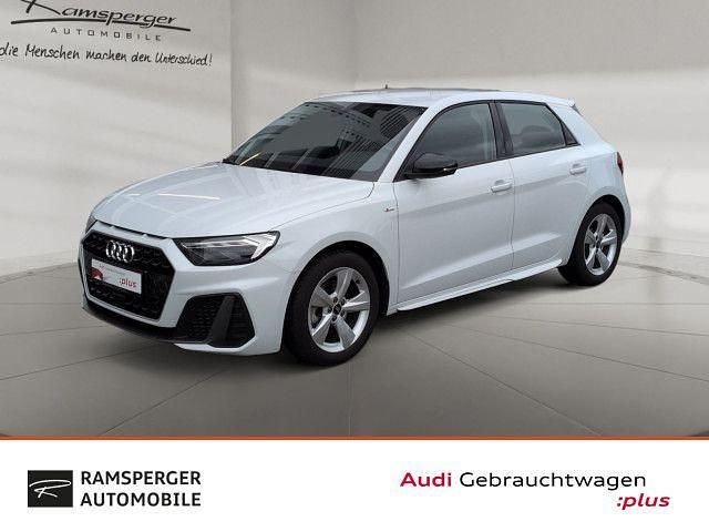 Weiß (gletscherweiß metallic/mythosschwarz met) Gebraucht 2022 Audi A1 Sportback S-Line Kleinwagen | 23.480 € (Fairer Preis) - Bild 1/4