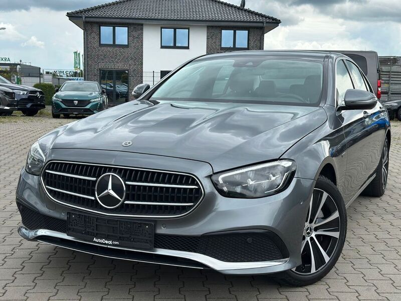 Grau Gebraucht 2020 Mercedes E300 Limousine | 28.441 € (Teuer) - Bild 1/4