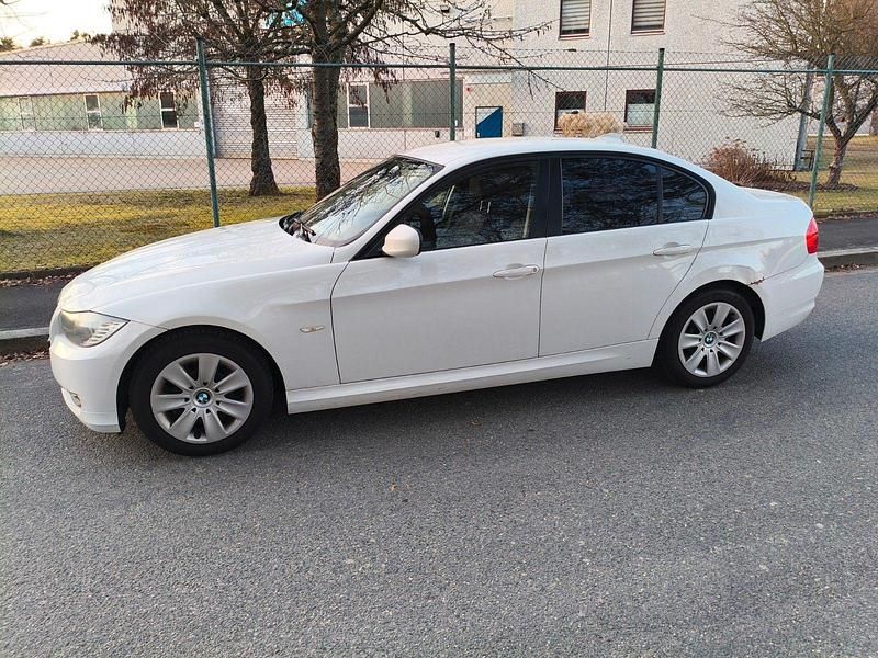 Gebraucht BMW 318 143 PS (105 kW) 2010 Weiß Limousine