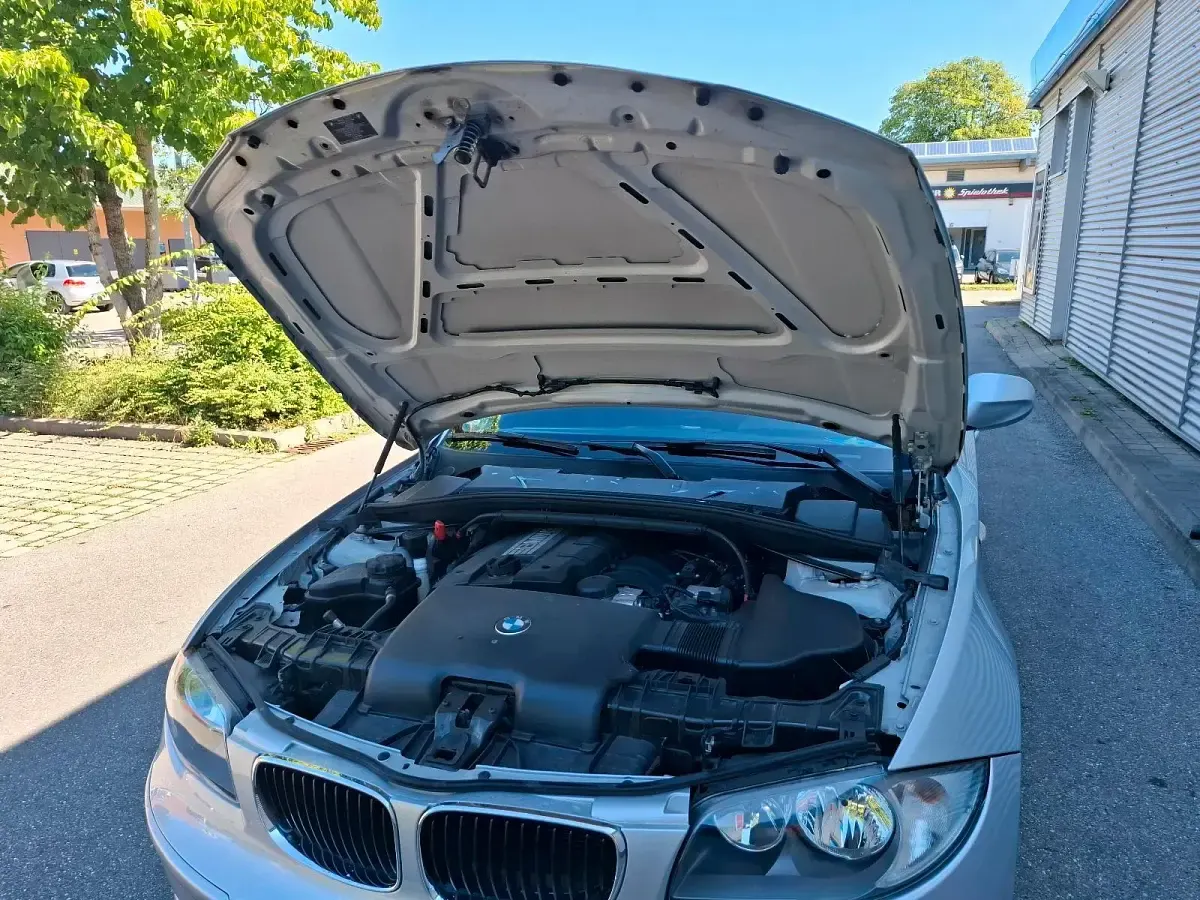 Gebraucht BMW 318 143 PS (105 kW) 2011 Silber Limousine