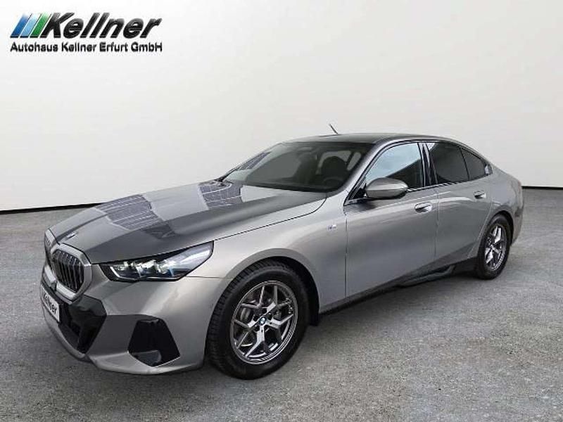 Grau Gebraucht 2024 BMW 520 M Sport Limousine | 55.980 € (Guter Preis) - Bild 1/4