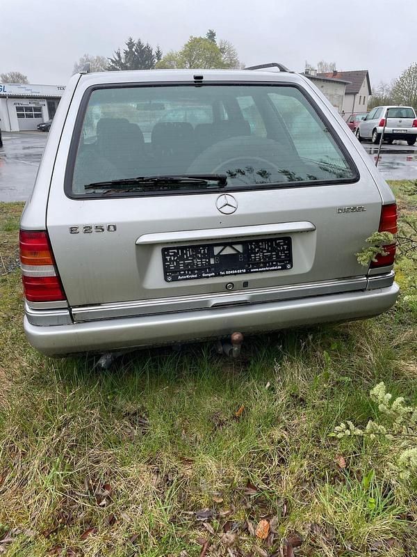 Gebraucht Mercedes 250 113 PS (83 kW) 1994 Silber Kombi