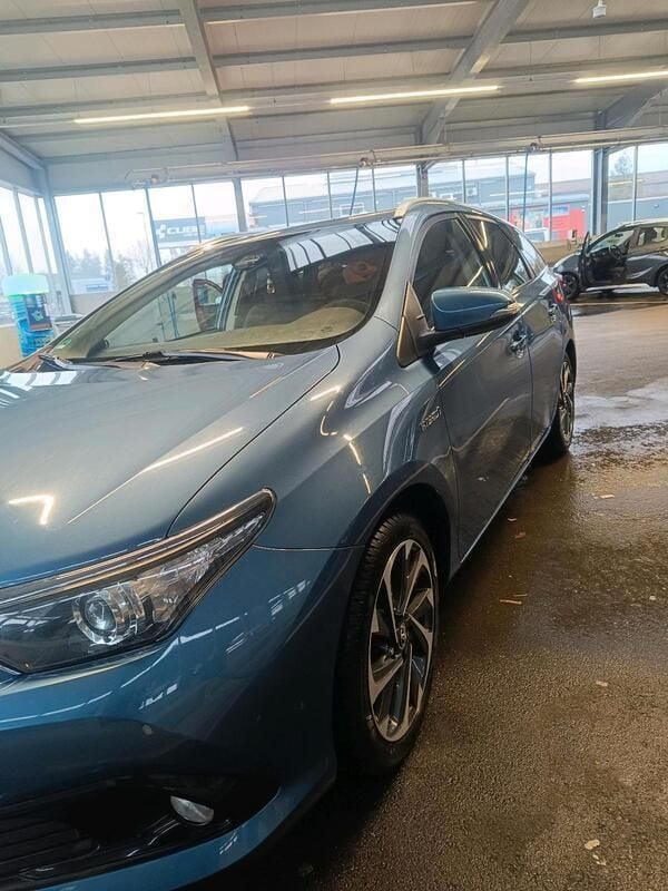 Blau Gebraucht 2016 Toyota Auris Hybrid Edition-S Kombi | 11.500 € (Guter Preis) - Bild 1/4