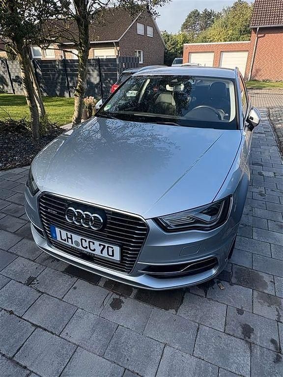 Silber Gebraucht 2016 Audi A3 Sportback e-tron Design Limousine | 15.499 € (Fairer Preis) - Bild 1/4