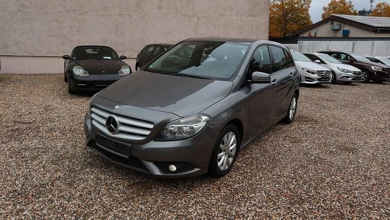 Grau Gebraucht 2013 Mercedes B180 Van / Kleinbus | 11.900 € (Fairer Preis) - Bild 1/4