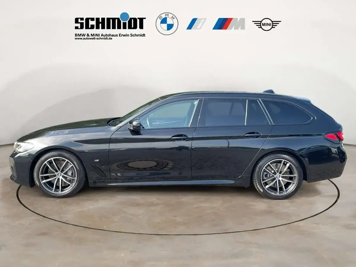 Gebraucht BMW 530 M Sport 286 PS (210 kW) 2023 Saphirschwarz metallic Kombi