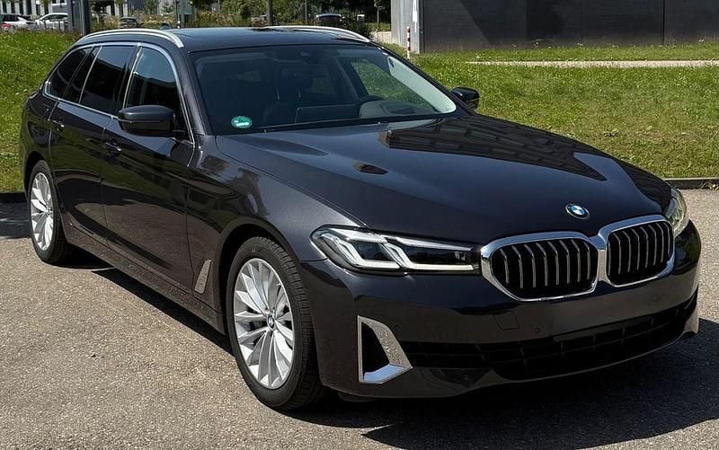 Grau Gebraucht 2022 BMW 530 Luxury Line Kombi | 37.500 € (Guter Preis) - Bild 1/4