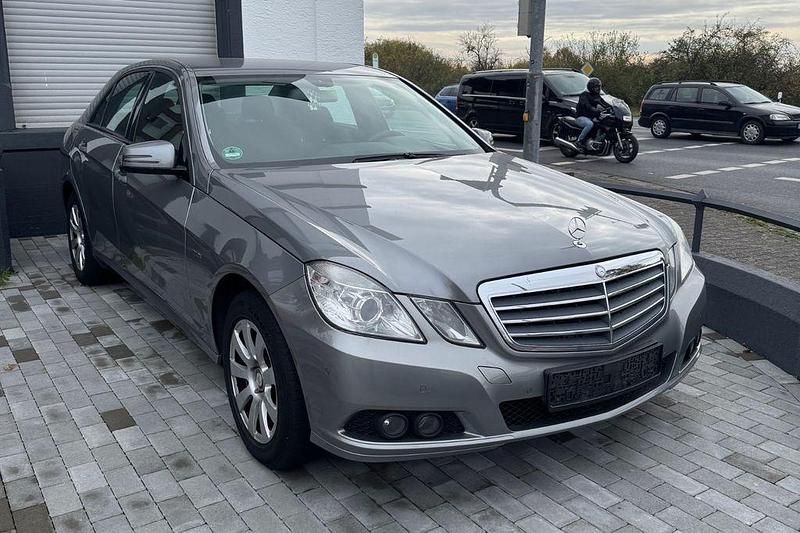 Grau Gebraucht 2009 Mercedes E200 Limousine | 8.700 € (Teuer) - Bild 1/4