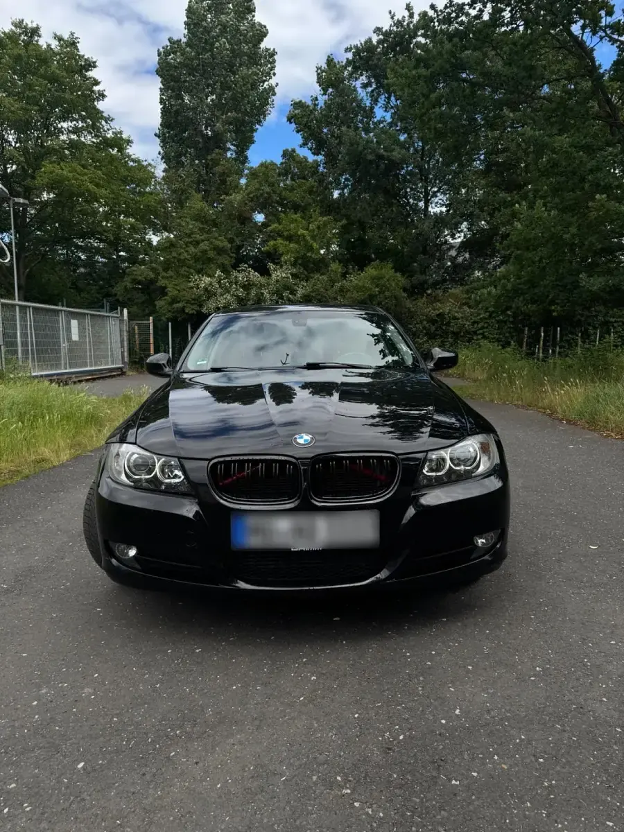 Gebraucht BMW 320 184 PS (135 kW) 2011 Schwarz Limousine