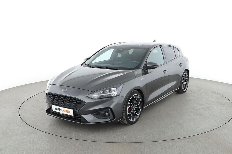 Grau Gebraucht 2018 Ford Focus ST-Line Limousine | 16.560 € (Fairer Preis) - Bild 1/3