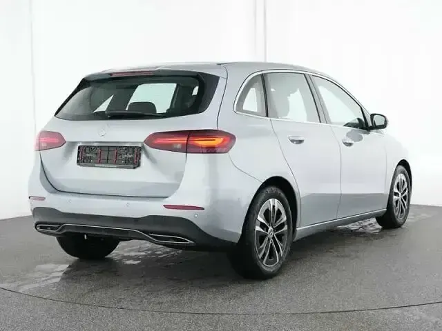 Gebraucht Mercedes B180 Progressive 136 PS (100 kW) 2025 Silber Van / Kleinbus
