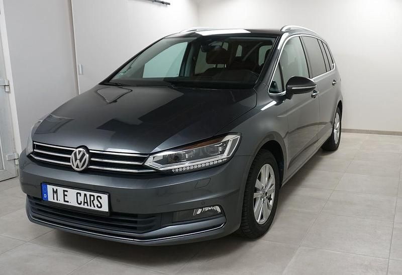 Indiumgrau Gebraucht 2020 VW Touran Highline Van / Kleinbus | 25.900 € (Guter Preis) - Bild 1/4