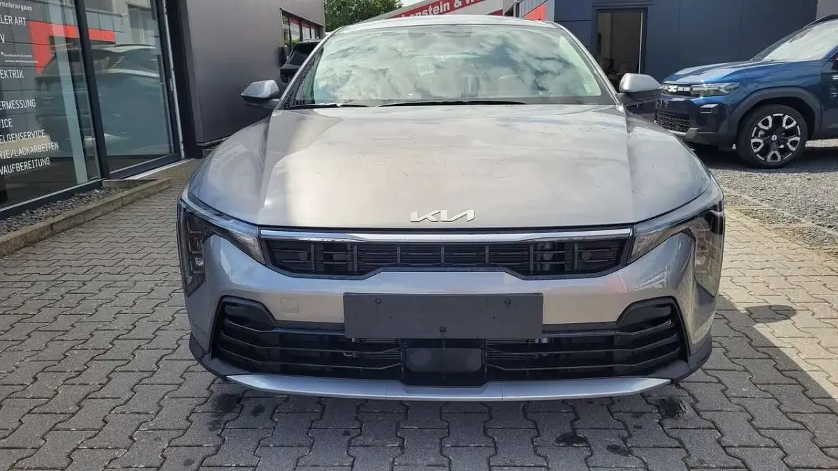 Neu Kia K4 116 PS (85 kW) 2026 Grau Limousine