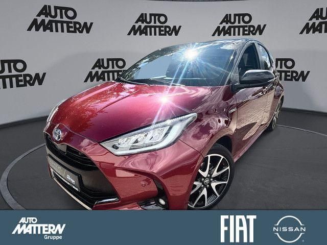 Red/ black mica Gebraucht 2020 Toyota Yaris Hybrid Limousine | 17.980 € (Fairer Preis) - Bild 1/4