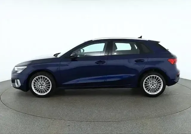 Gebraucht Audi A3 Ambiente 110 PS (80 kW) 2021 Navarrablau metallic (metallic) Limousine