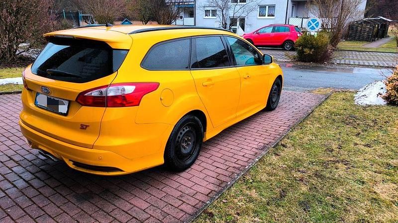 Gebraucht Ford Focus Sport 250 PS (183 kW) 2014 Gelb Limousine
