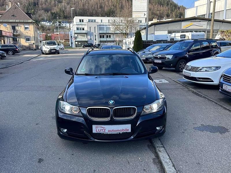 Black sapphire metallic Gebraucht 2010 BMW 320 Kombi | 5.850 € (Fairer Preis) - Bild 1/4